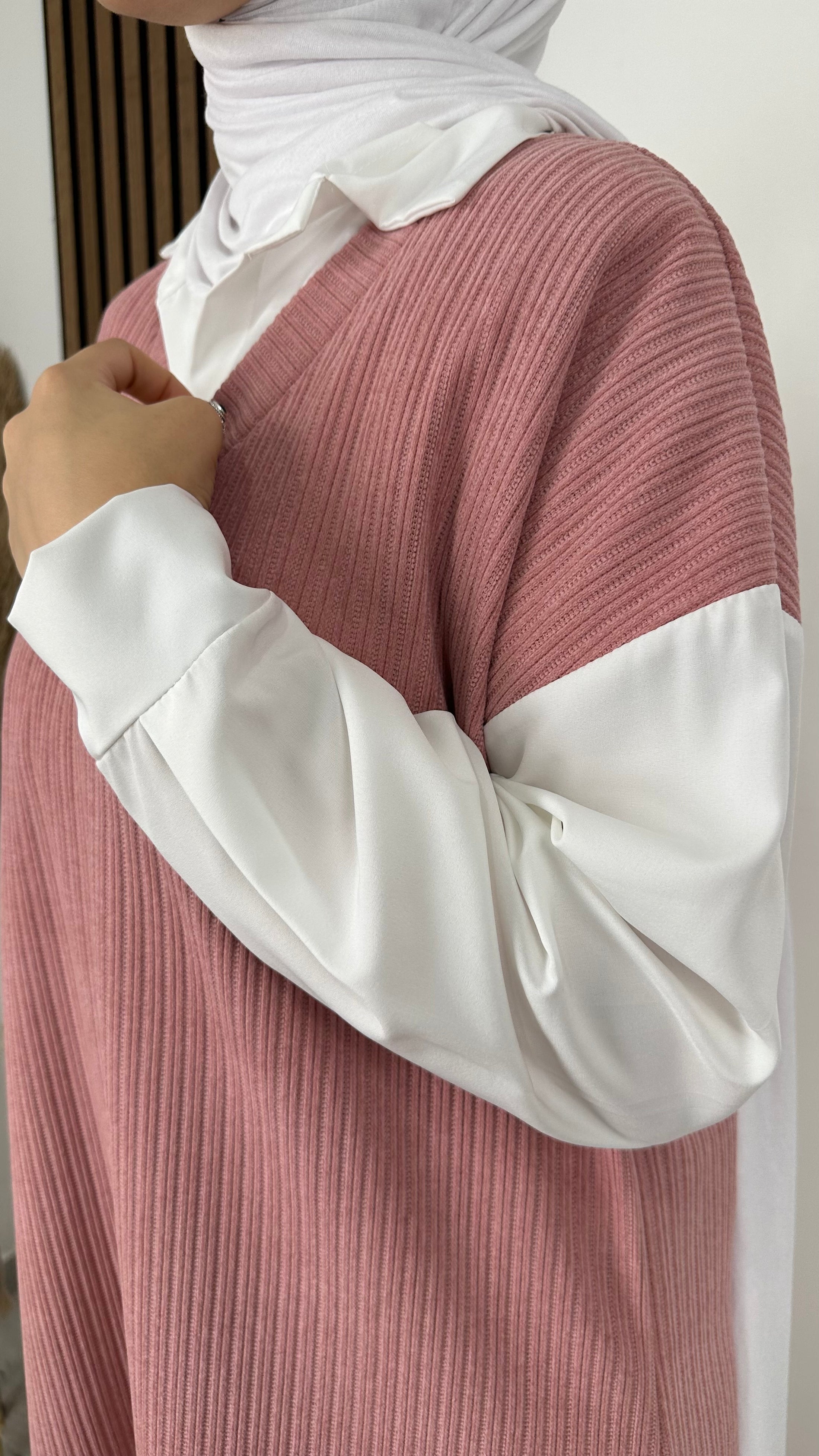 Shirt Dress - Hijab Paradise - Vestito maglione camicia - gilet lungo con camicia - donna musulmana - donna sorridente - dettaglio maniche