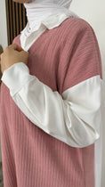 Cargar la imagen en la vista de la galería, Shirt Dress - Hijab Paradise - Vestito maglione camicia - gilet lungo con camicia - donna musulmana - donna sorridente - dettaglio maniche
