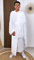 Load image into Gallery viewer, Ragazzo, ihram, abito per pellegrinaggio, scarpe bianche, sorriso
