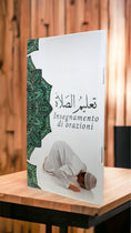 Load image into Gallery viewer, Guida alla preghiera , Insegnamento di orazioni- tallim as salat (italiano/arabo) - Hijab Paradise , libro piccolo, copertina , disegno, uomo che prega
