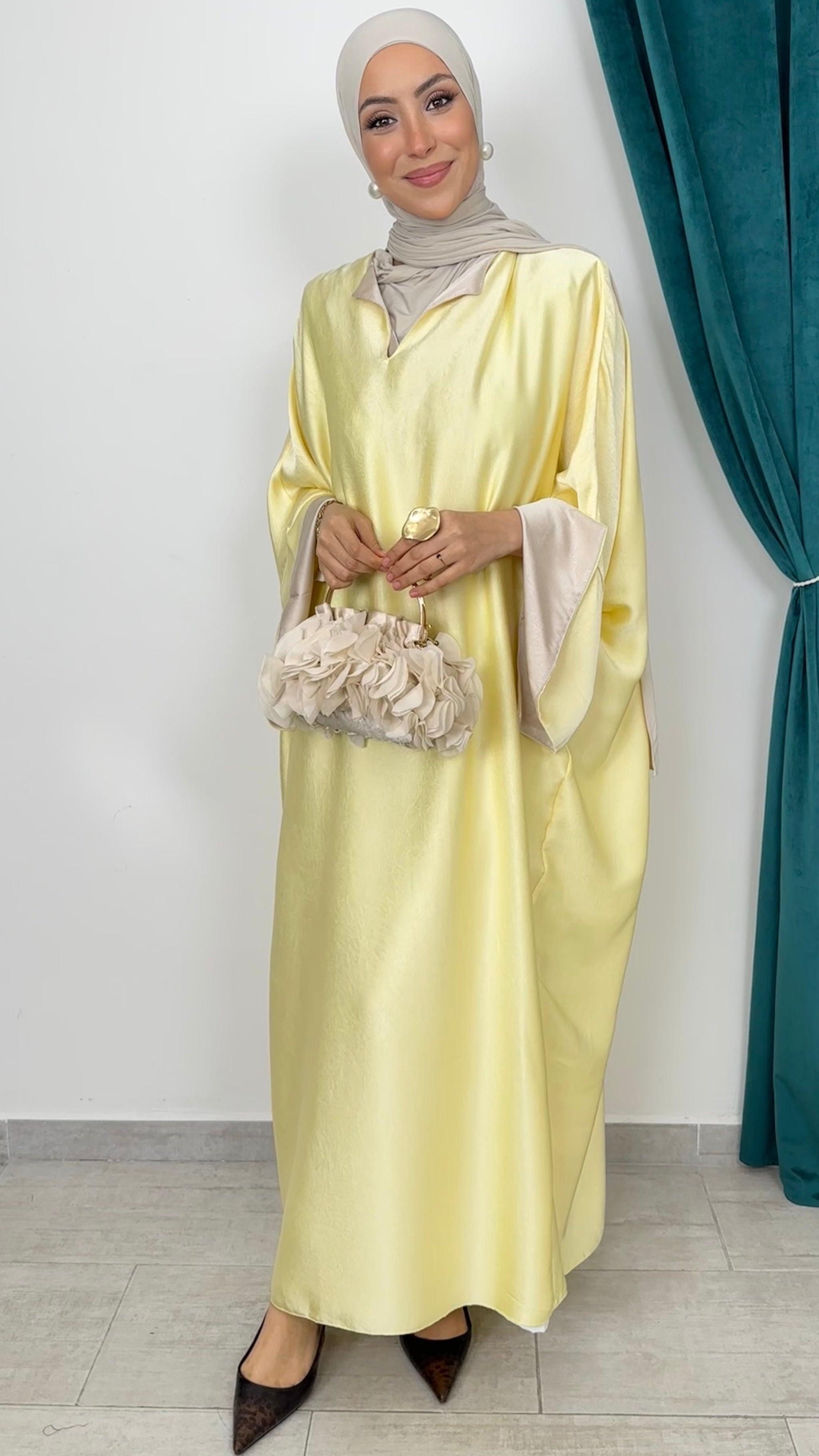 Caftano Satin Lumière Giallo Pastello - Hijab Paradise 