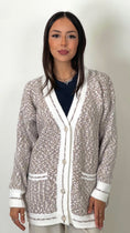 Carica l'immagine nel visualizzatore della galleria, Cardigan “Elegant Knit Button”
