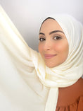 Carica l'immagine nel visualizzatore della galleria, Hijab, chador, velo, turbante, foulard, copricapo, musulmano, islamico, sciarpa,  Hijab crinckle crepe panna
