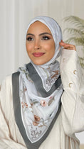 Cargar la imagen en la vista de la galería, Floreal Square Hijab grigio scuro, Hijab quadrato, Hijab Decorato, floreale, cotone, Hijab, Hijab paradise, donna musulmana, donna con sorriso, foulard, fular
