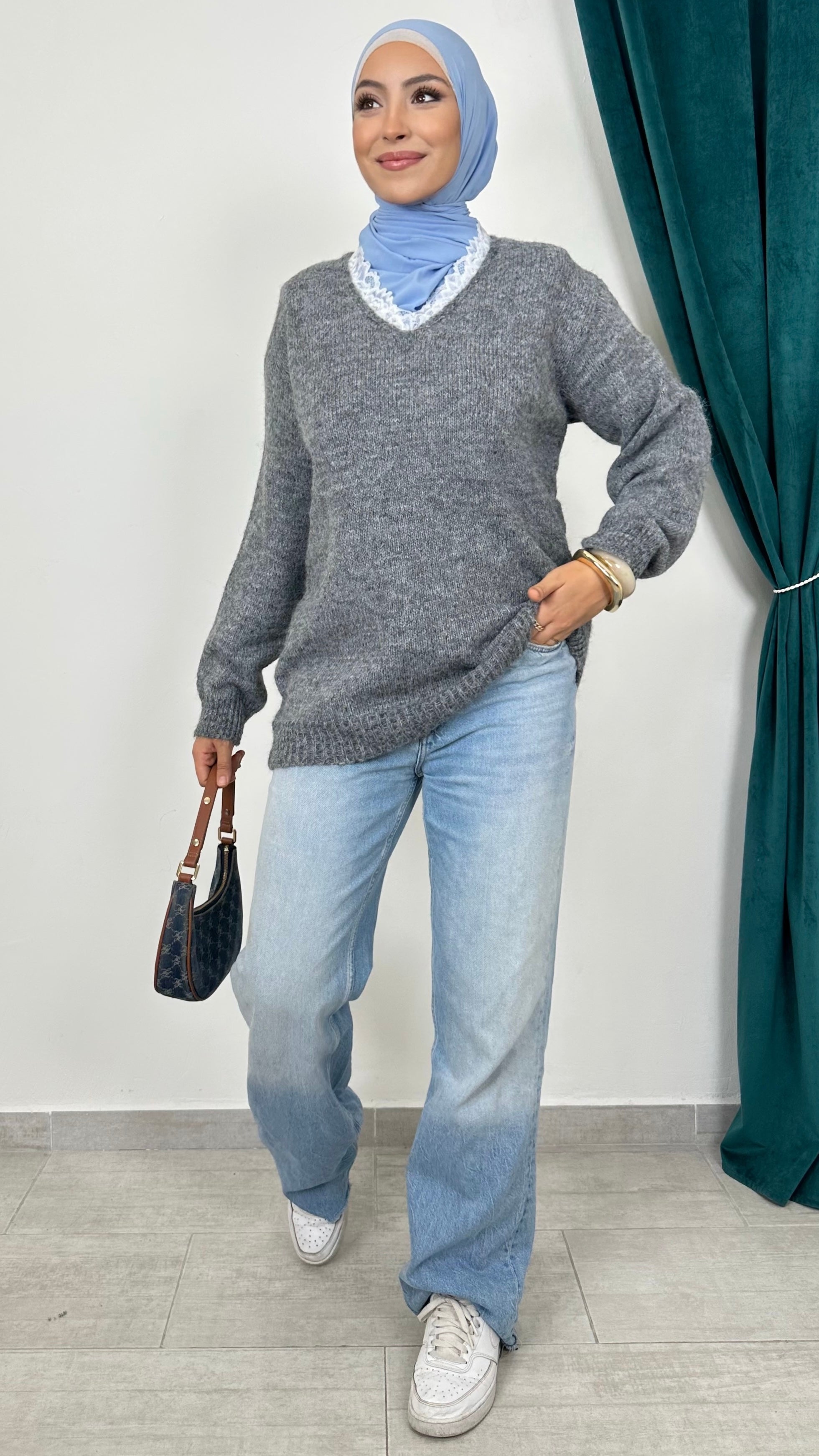 Sweet Cozy Knit – Maglione con Scollo a V e Dettaglio in Pizzo