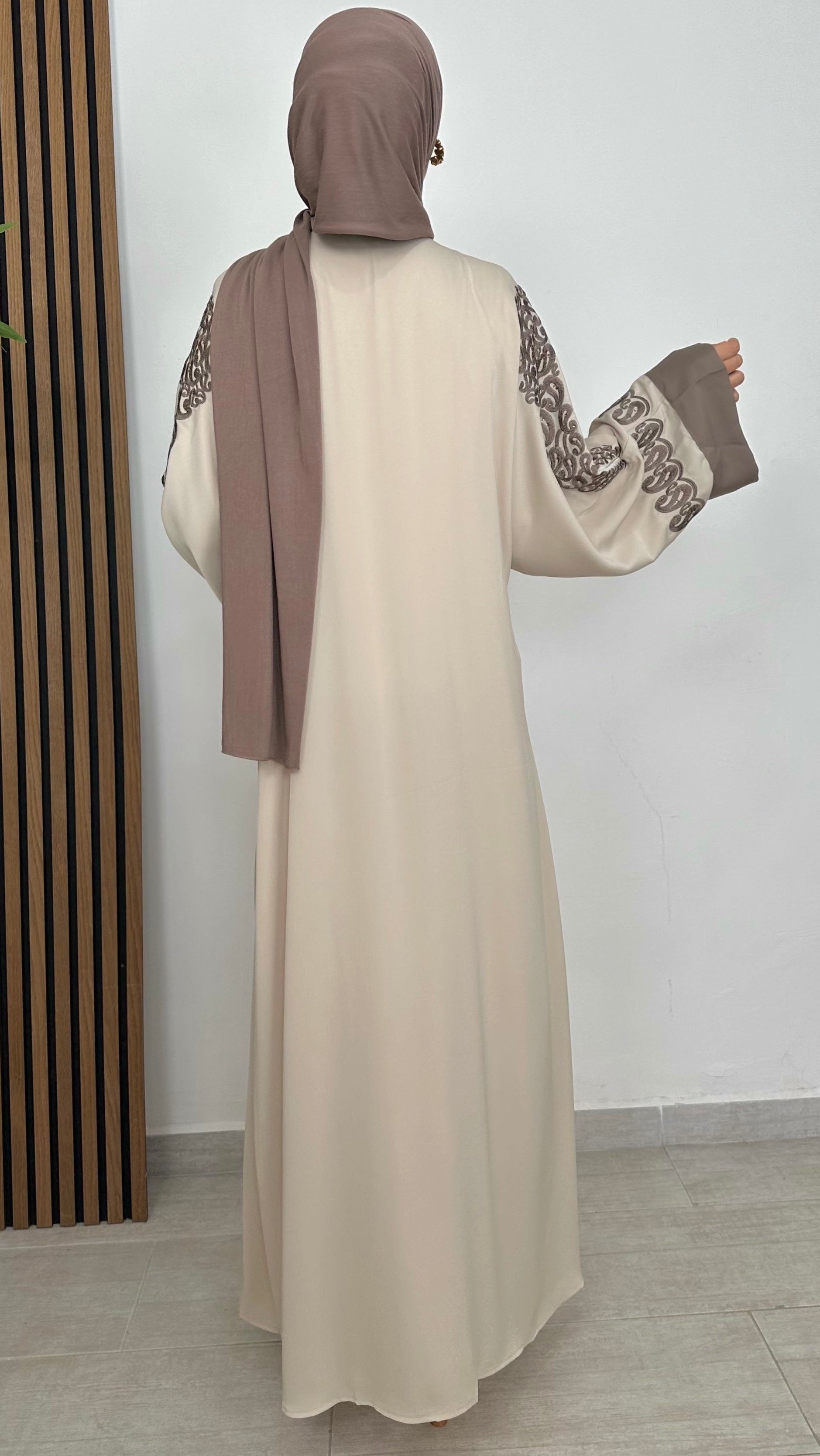 Abaya Elegante maniche ricamati Beige