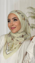 Carica l'immagine nel visualizzatore della galleria, Floreal Square Hijab sabbia,  Hijab quadrato, Hijab Decorato, floreale, cotone, Hijab, Hijab paradise, donna musulmana, donna con sorriso, foulard, fular
