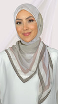 Carica l'immagine nel visualizzatore della galleria, Line square hijab talpa, Hijab quadrato, Hijab Decorato, chiffon, Hijab, Hijab paradise, donna musulmana, donna con sorriso, foulard, fular
