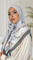 Carica l'immagine nel visualizzatore della galleria, Floreal Square Hijab grigio scuro, Hijab quadrato, Hijab Decorato, floreale, cotone, Hijab, Hijab paradise, donna musulmana, donna con sorriso, foulard, fular
