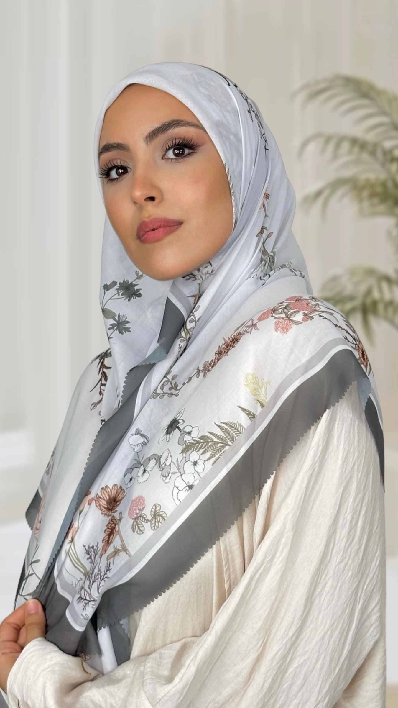 Floreal Square Hijab grigio scuro, Hijab quadrato, Hijab Decorato, floreale, cotone, Hijab, Hijab paradise, donna musulmana, donna con sorriso, foulard, fular