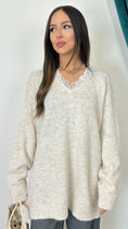 Carica l'immagine nel visualizzatore della galleria, Sweet Cozy Knit – Maglione con Scollo a V e Dettaglio in Pizzo

