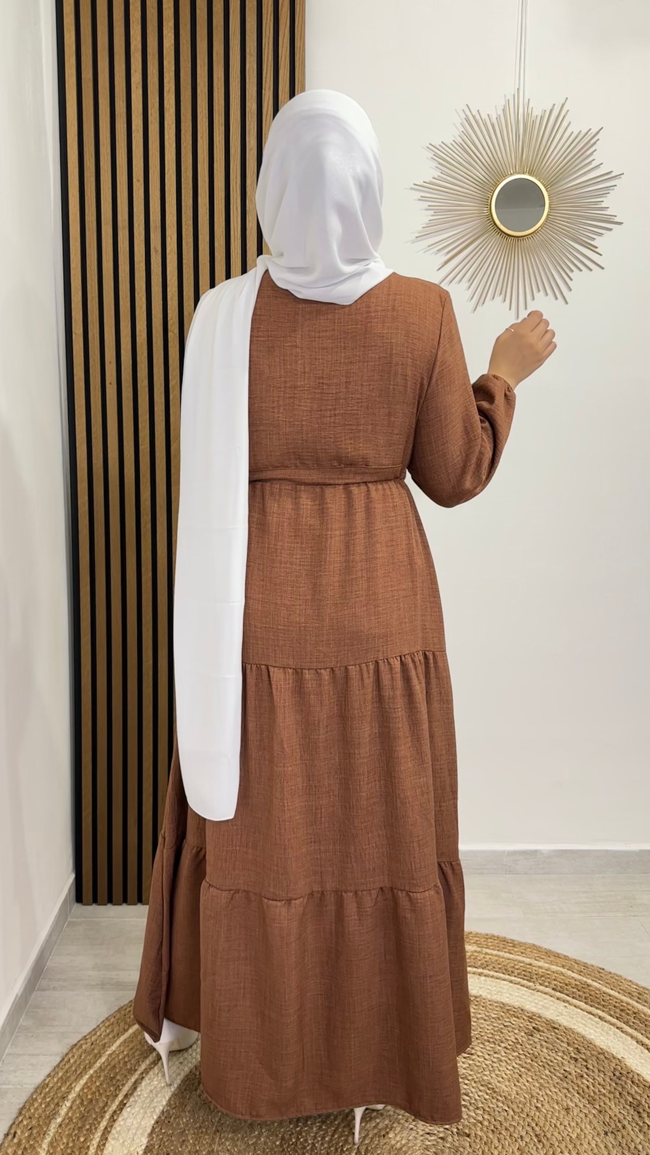 Honeyed Dress marrone - dress - vestito con taglio a campana  - polsi arricciati - laccio in vita , jersey bianco- tacchi bianchi - sorriso- donna musulmane 