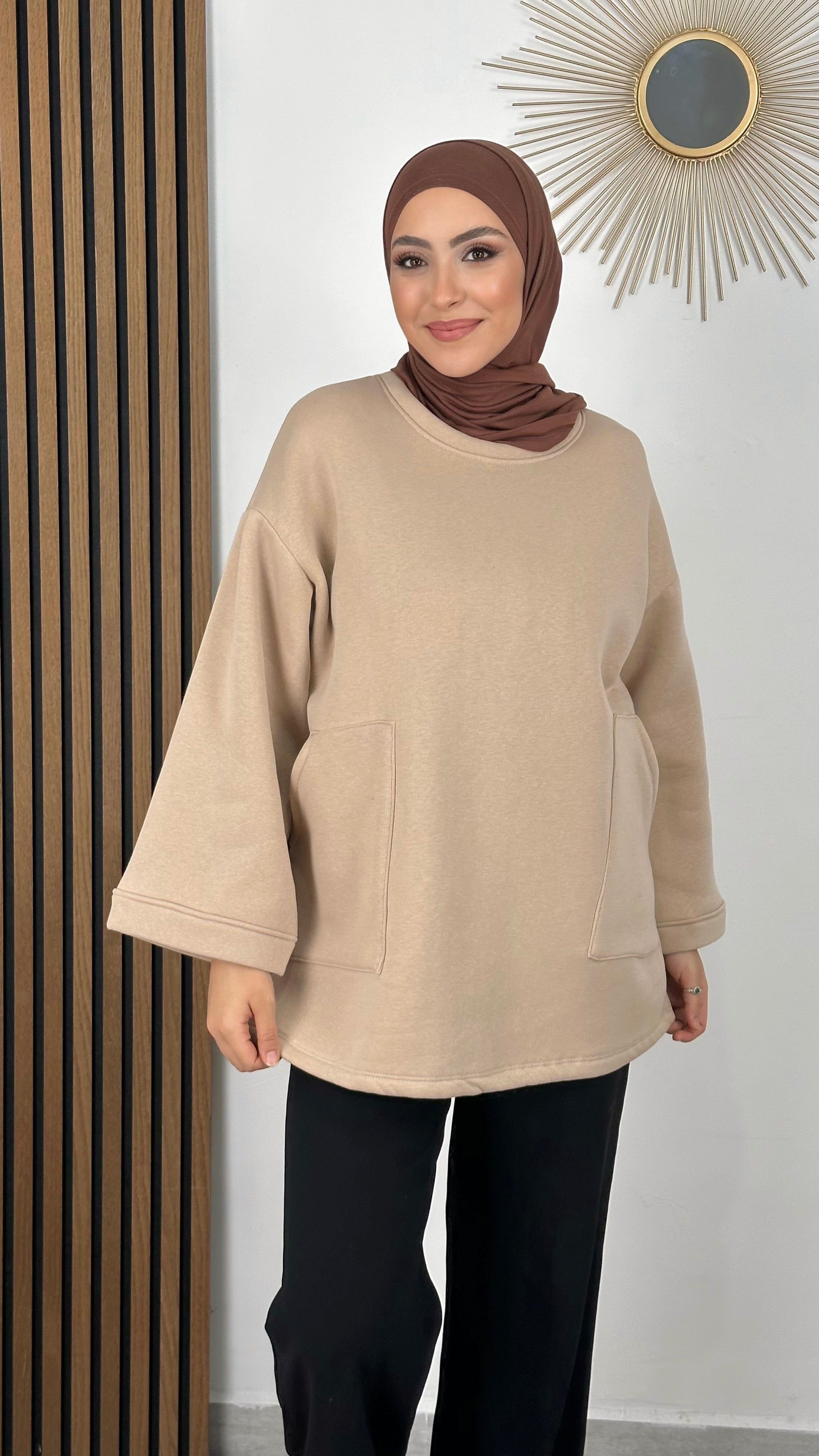Felpa padded- Hijab Paradise - felpa calda - hijab marrone jersey - pantalone nero - felpa beige- tasche laterali