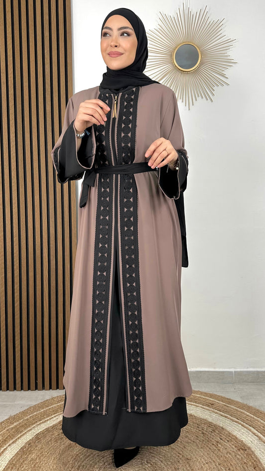Duble abaya - Hijab Paradise - due pezzi - abaya elegante - abaya per cerimonie - donna sorridente - tacchi  - ricami 