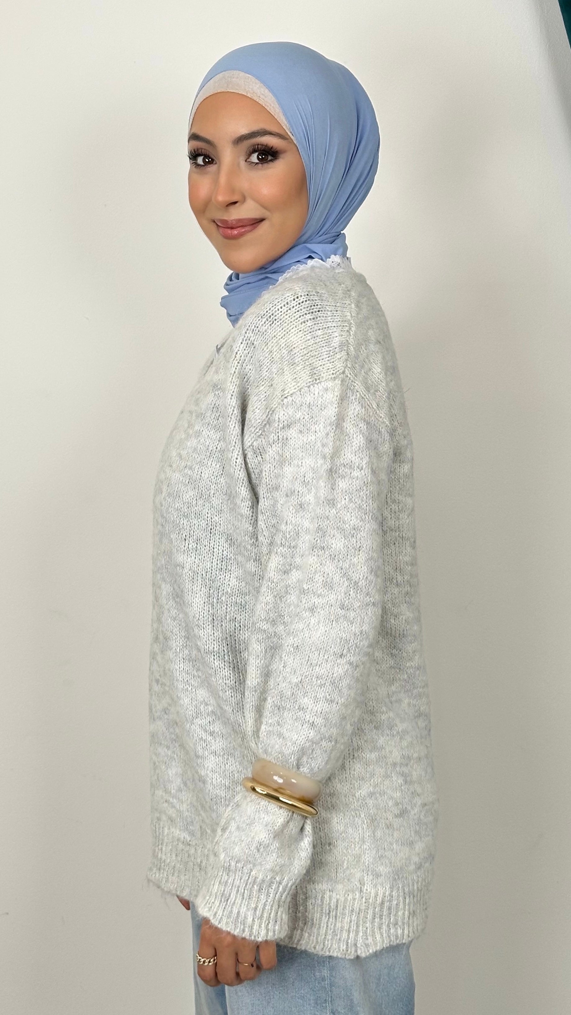 Sweet Cozy Knit – Maglione con Scollo a V e Dettaglio in Pizzo