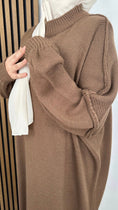 Carica l'immagine nel visualizzatore della galleria, Maglione Sewing oversize- Hijab Paradise - maglione - cutiture esterne - Maglione lungo - tacchi bianchi - tacchi beige - maglione marrone
