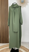 Load image into Gallery viewer, Abito preghiera, donna islamica, cuffia bianche, sorriso, tacchi bianchi, vestito lungo, velo attaccato al vestito, verde militare, Hijab Paradise
