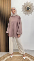 Bild in Galerie-Betrachter laden, Camicia over, maniche a palloncino, satinata, donna musulmana, Hijab Paradise, tacchi bianchi
