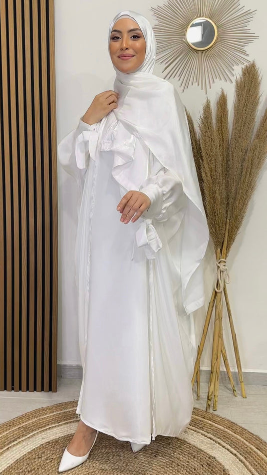 Donna musulmana, tacchi bianchi, vestito 3 pezzi, abaya e kimono e hijab