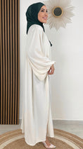 Carica l'immagine nel visualizzatore della galleria, Hijab Paradise, donna musulmana, tacchi bianchi, Hijab verde, vestito over size, vestito bianco
