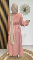 Load image into Gallery viewer, Vestito lungo, ricamato, oro, hijab, donna musulmana, tacchi bianchi, rosa, Hijab Paradise
