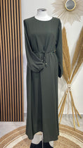 Bild in Galerie-Betrachter laden, Vestito, abaya, semplice, colore unico, cintutino in vita, polsi arricciati, indossato da manichino, Hijab Paradise, verde militare
