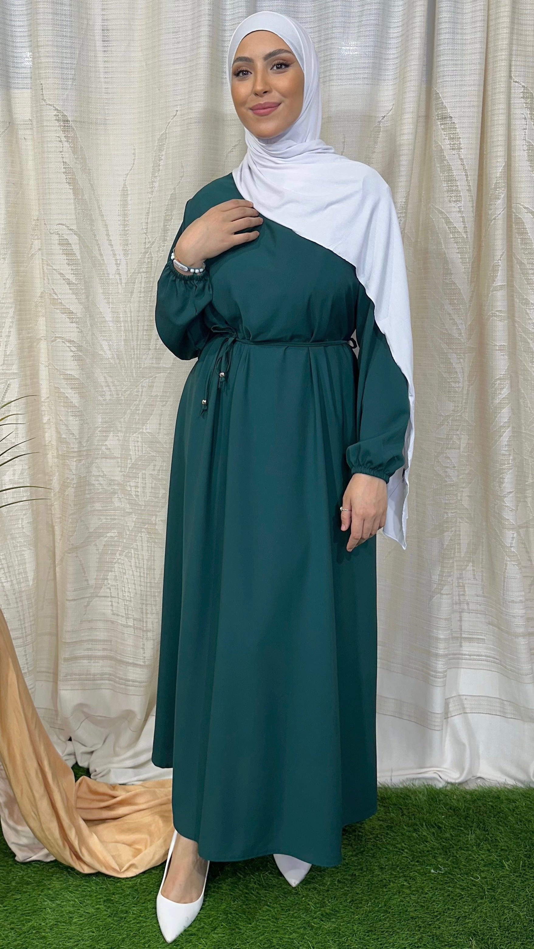 Vestito, abaya, semplice, colore unico, cintutino in vita, polsi arricciati, donna islamica, modest dress , Hijab Paradise, verde acqua scuro, bianco hijab