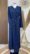 Load image into Gallery viewer, Vestito, abaya, semplice, collo a V, maniche larghe,  colore unico, cintutino in vita, polsi arricciati, indossato da manichino, Hijab Paradise, blu, donna musulmana
