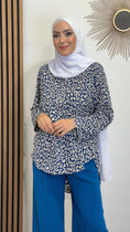 Load image into Gallery viewer, Tunica gheopardata, camicia, donna musulmana, pantaloni blu, hijab
