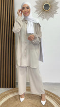 Carica l'immagine nel visualizzatore della galleria, Ragazza musulmana, tacchi bianchi, jersey bianco, completo over, bottoni camicia, Hijab Paradise, beige
