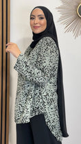 Load image into Gallery viewer, Tunica gheopardata, camicia, donna musulmana, pantaloni nero, hijab
