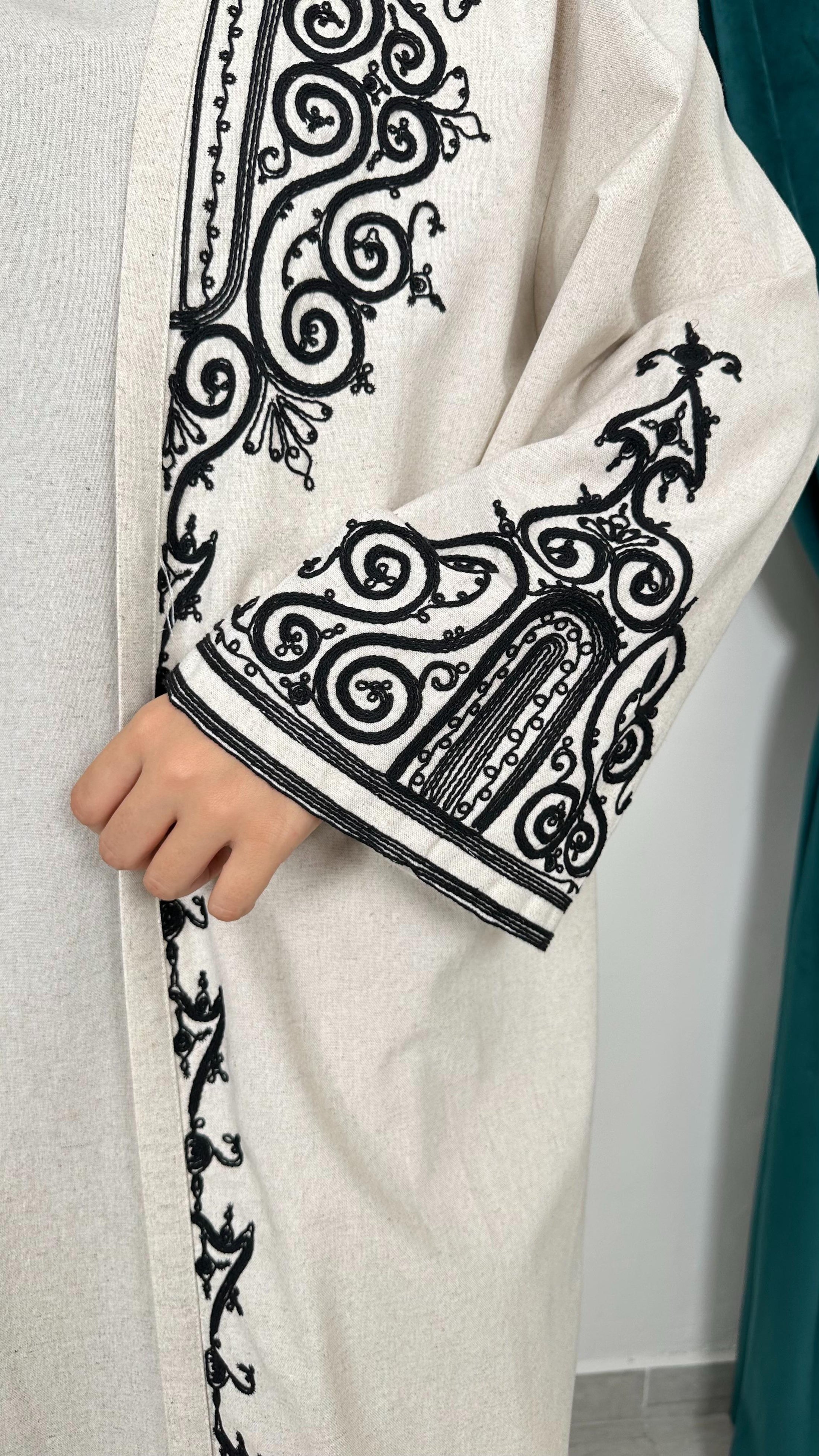 Abaya beige due pezzi ricamata