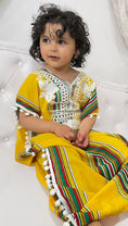 Load image into Gallery viewer, Bambina, ricci, gandora, decorazioni arabeggianti, Hijab Paradise, giallo, sorelle
