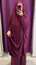 Carica l'immagine nel visualizzatore della galleria, Premium Khimar con gonna - Hijab Paradise, abito da preghiarte, gonna, lungo, coprente, sorriso, donna islamica, musulmano, bordeaux
