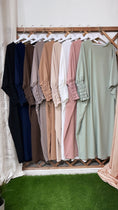 Load image into Gallery viewer, Hijab Paradise, grucce, vestiti, colorate, nero, blu, marrone, beaje scuro, caramello, beaje, bianco, rosa, verde acqua, maniche a frisè, vestito lungo, abaya, vestito largo, da preghiera
