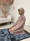 Load image into Gallery viewer, Ragazzina,preghiera, tappeto da preghiera, donna islamica, Hijab Paradise, palloncini, donna che prega, vestito da preghiera, beige scuro
