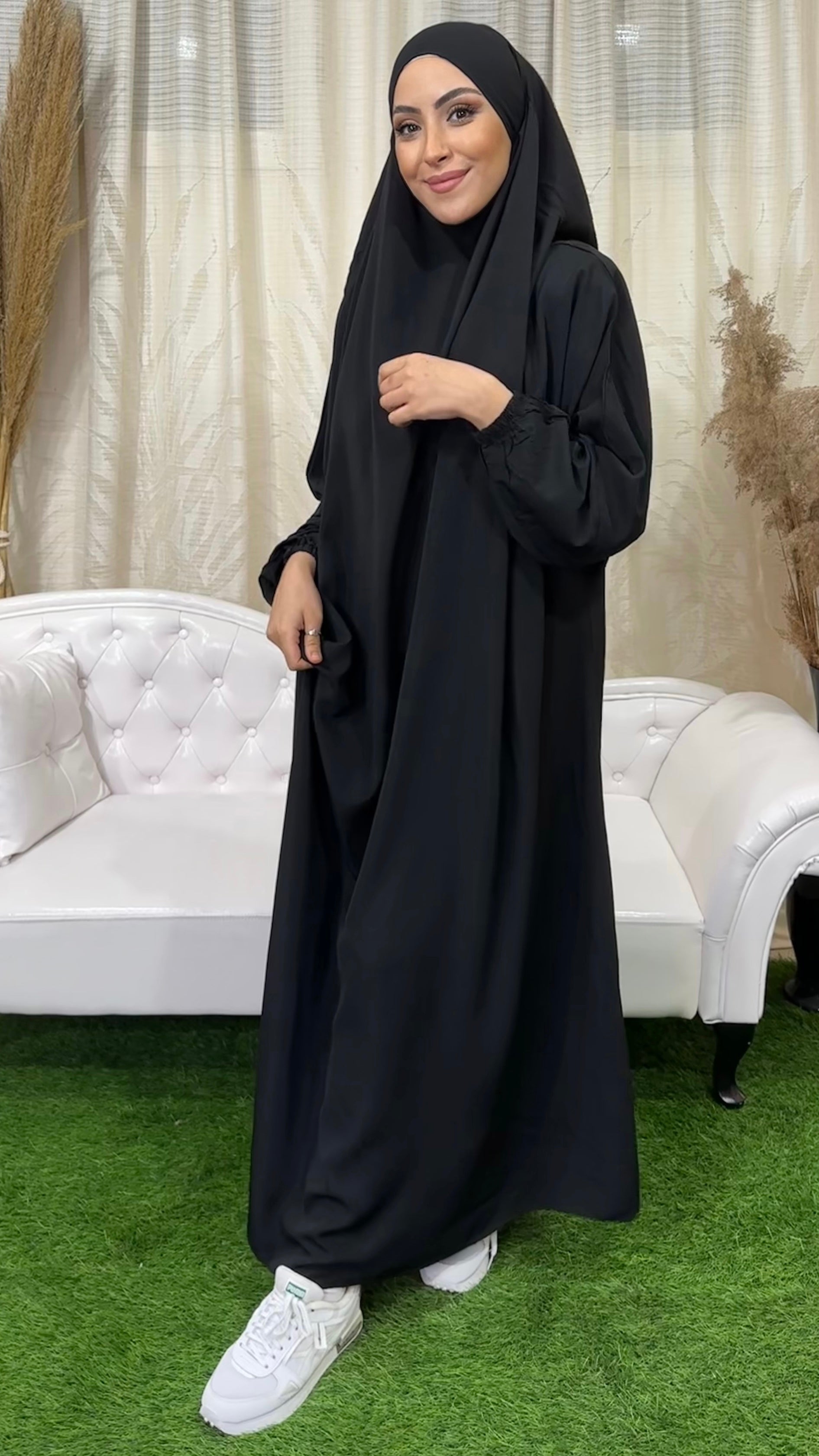 Abito preghiera, donna islamica, scarpe bianche, sorriso, vestito nero, divano bianco, vestito lungo Hijab Paradise