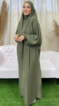 Load image into Gallery viewer, Abito preghiera, donna islamica, scarpe bianche, sorriso, vestito verde militare, divano bianco, vestito lungo Hijab Paradise
