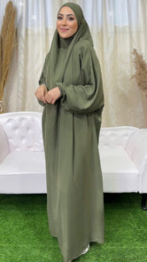 Abito preghiera, donna islamica, scarpe bianche, sorriso, vestito verde militare, divano bianco, vestito lungo Hijab Paradise