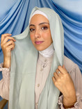 Carica l'immagine nel visualizzatore della galleria, Hijab crinckle crepe verde pistacchio pastello
