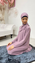 Load image into Gallery viewer, Ragazzina,preghiera, tappeto da preghiera, donna islamica, Hijab Paradise, palloncini, donna che prega, vestito da preghiera, lilla
