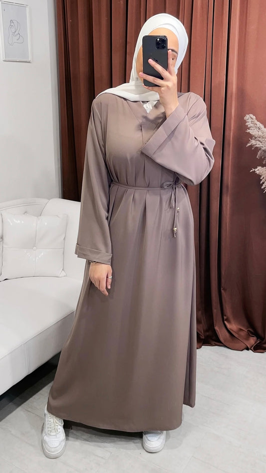 Vestito, abaya, semplice, collo a V, maniche larghe,  colore unico, cintutino in vita, polsi arricciati, indossato da manichino, Hijab Paradise, antracide, hijab bianco, donna musulmana