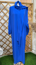 Bild in Galerie-Betrachter laden, Abito preghiera, donna islamica, cuffia bianche, sorriso, tacchi bianchi, vestito lungo, velo attaccato al vestito, blu elettico, Hijab Paradise
