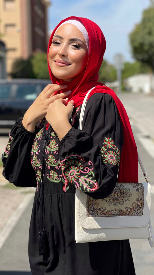 Vestito nero,decorazione fioreale, scarpe nere, velo rosso, ragazza musulmana, Hijab Paradise
