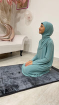 Load image into Gallery viewer, Ragazzina,preghiera, tappeto da preghiera, donna islamica, Hijab Paradise, palloncini, donna che prega, vestito da preghiera, verde acqua
