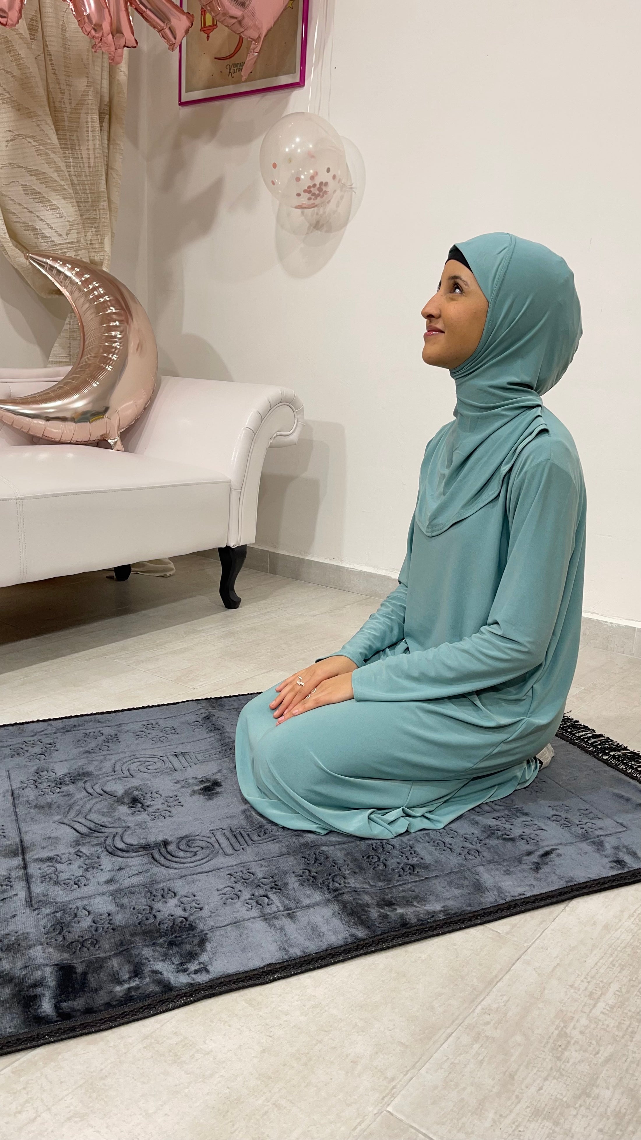 Ragazzina,preghiera, tappeto da preghiera, donna islamica, Hijab Paradise, palloncini, donna che prega, vestito da preghiera, verde acqua