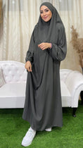 Bild in Galerie-Betrachter laden, Abito preghiera, donna islamica, scarpe bianche, sorriso, vestito grigio scuro, divano bianco, vestito lungo Hijab Paradise
