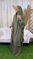 Load image into Gallery viewer, Abito preghiera, gonna, donna islamica, cuffia bianche, sorriso, vestito lungo, velo khimar, copricapo, jilbab , verde militare.Hijab Paradise
