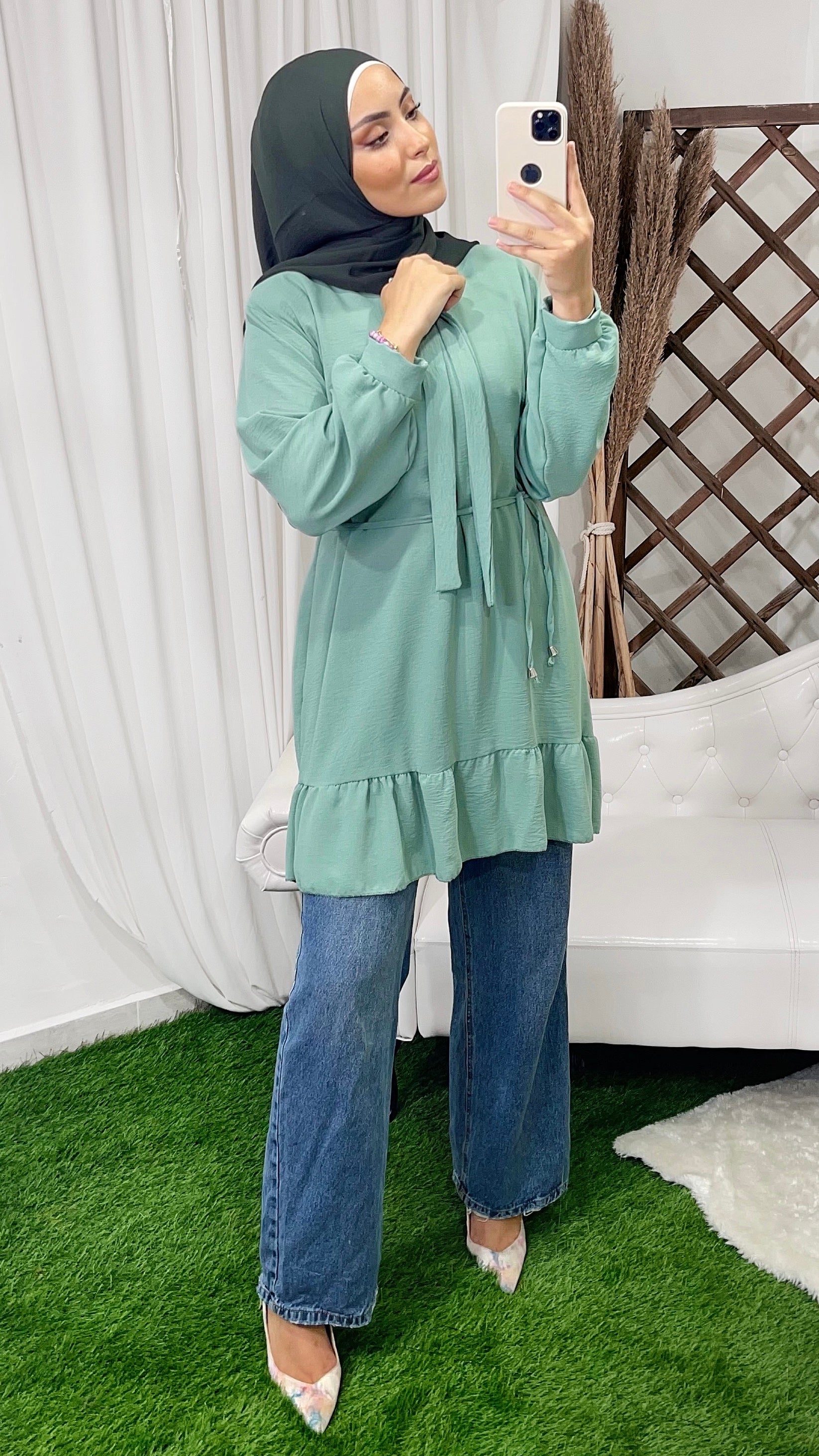 Donna musulmana, tunica, jeans, tacchi, velo, Hijab Paradise verde