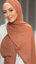 Carica l'immagine nel visualizzatore della galleria, Hijab, chador, velo, turbante, foulard, copricapo, musulmano, islamico, sciarpa, Hijab Glowy Crepe Nude Scuro
